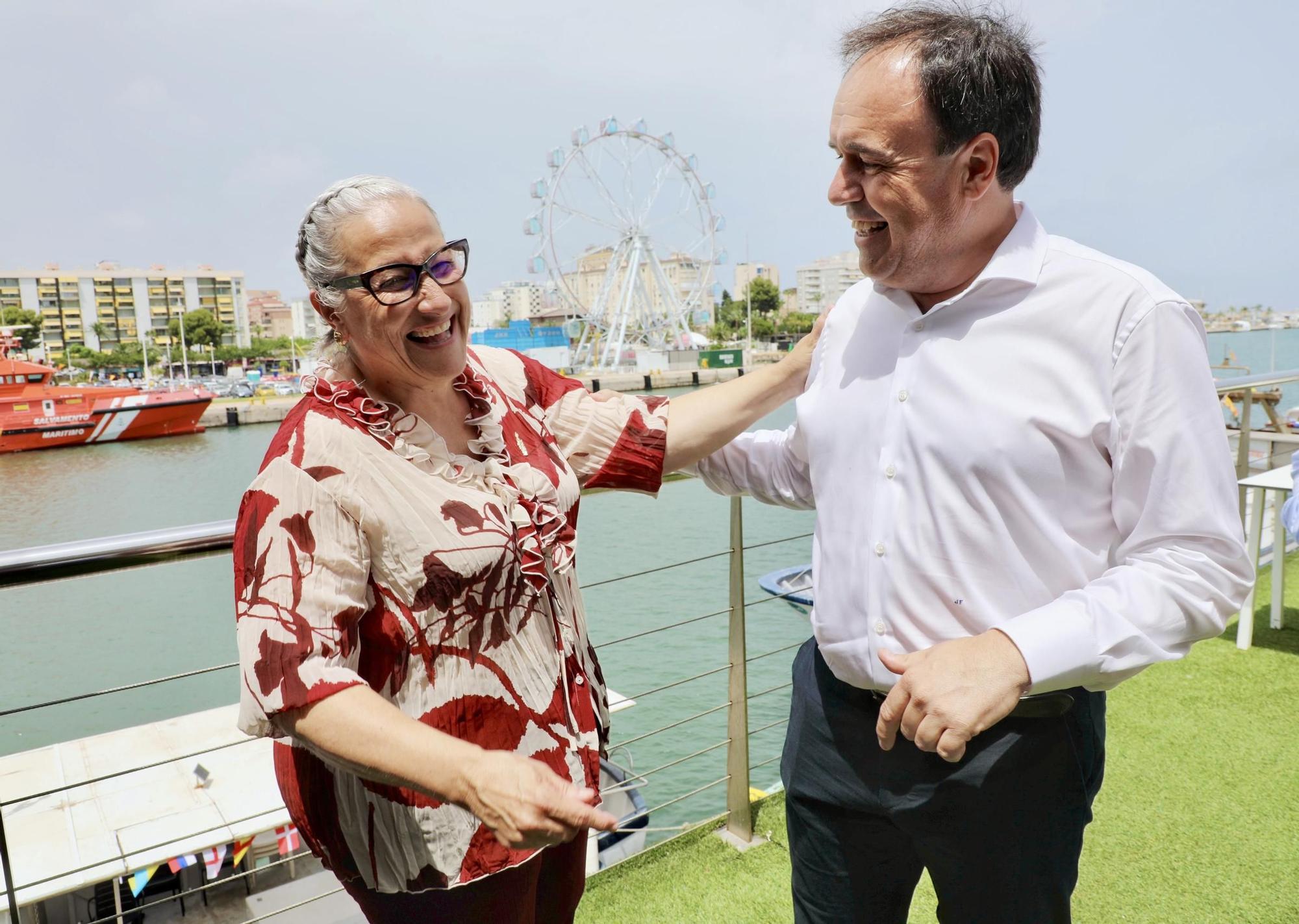 Pérez Llorca con Carmen Argudo este mediodía en el Grau de Gandia.