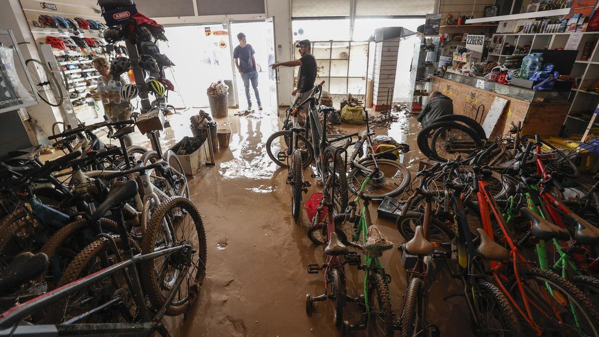 Comercios destrozados en la provincia de Valencia tras el paso de la DANA.