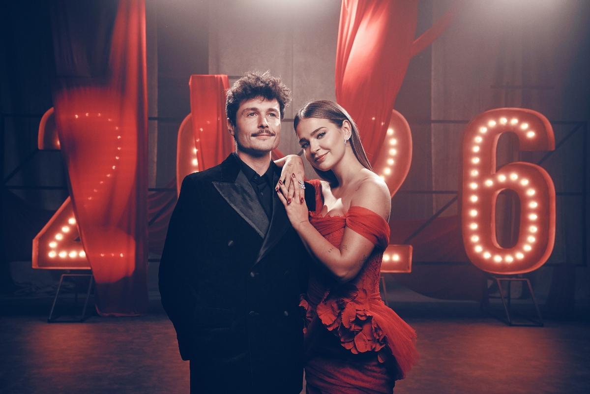 Miki Núñez y Laura Escanes, los presentadores de las Campanadas de TV3 2025-2026.