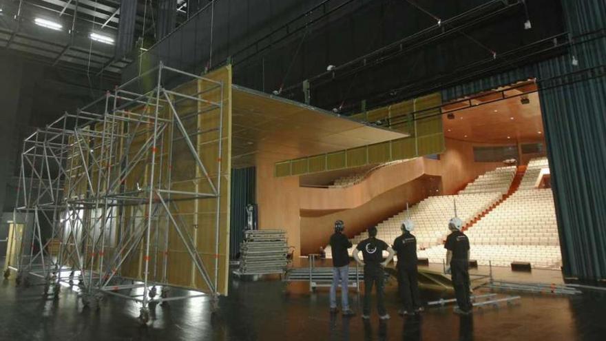 La estructura y parte de los paneles, montados ayer sobre el escenario del Mar de Vigo. // José Lores