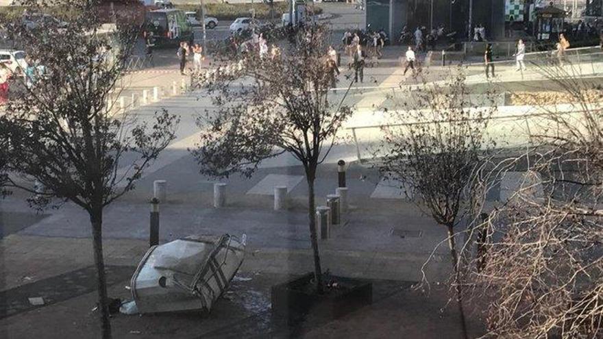 Evacúan una de las torres Kio tras caer al vacío una góndola de limpieza