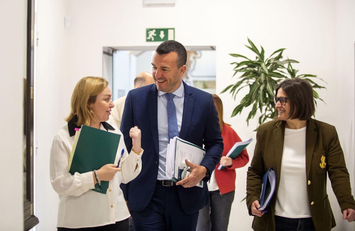 Natàlia Enguix, Vicent Mompó y Laura Sáez, en el pleno de ayer