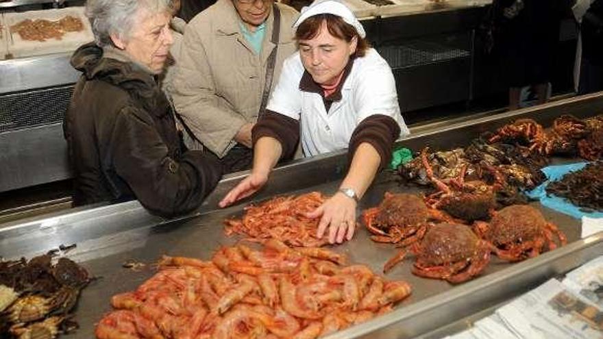 Un puesto de mariscos en el mercado de Pontevedra.  // Rafa Vázquez