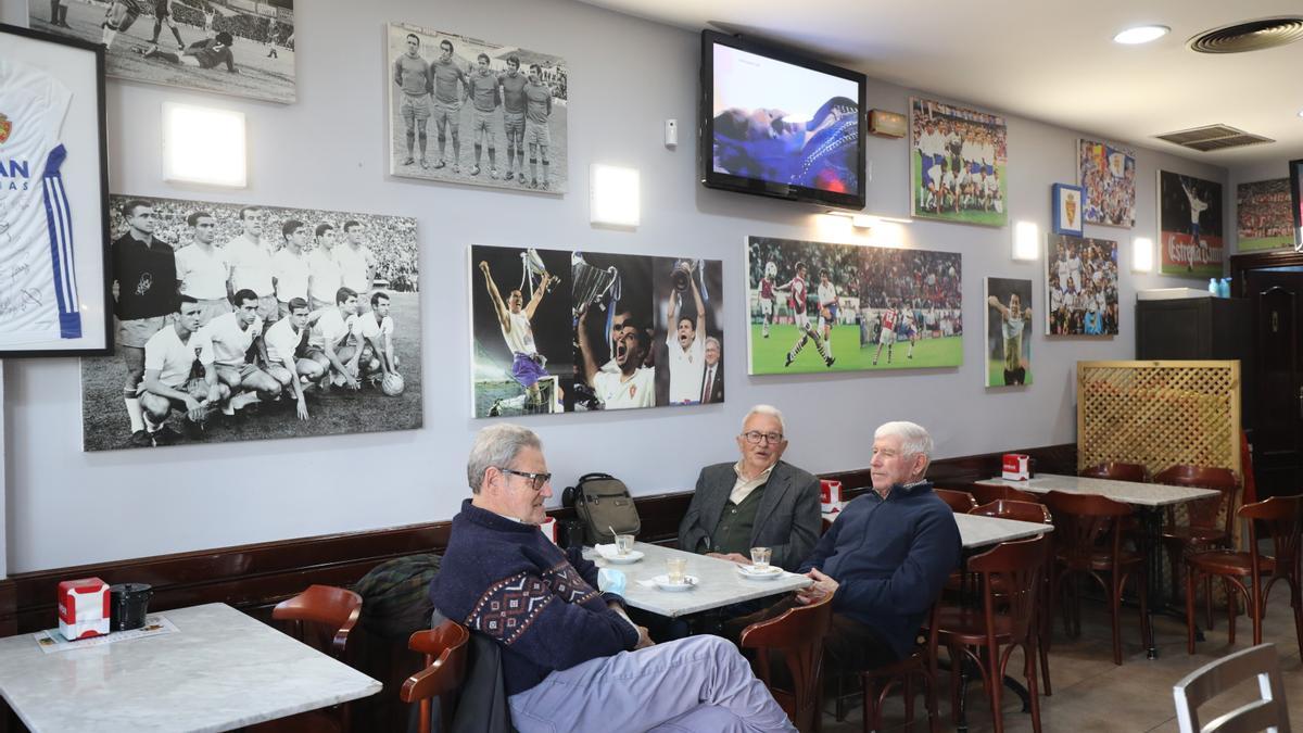 El Café Xamara está decorado con fotos antiguas del Real Zaragoza.