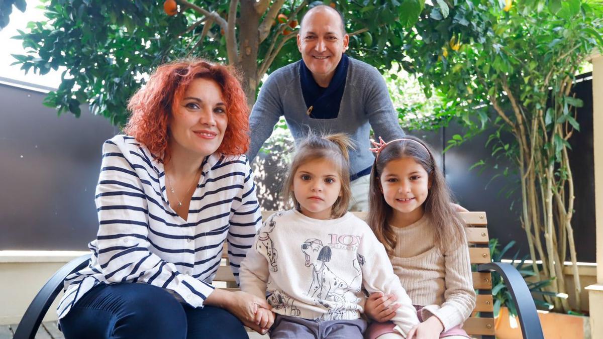 JImena, en el centro, con sus padres y su hermana.  