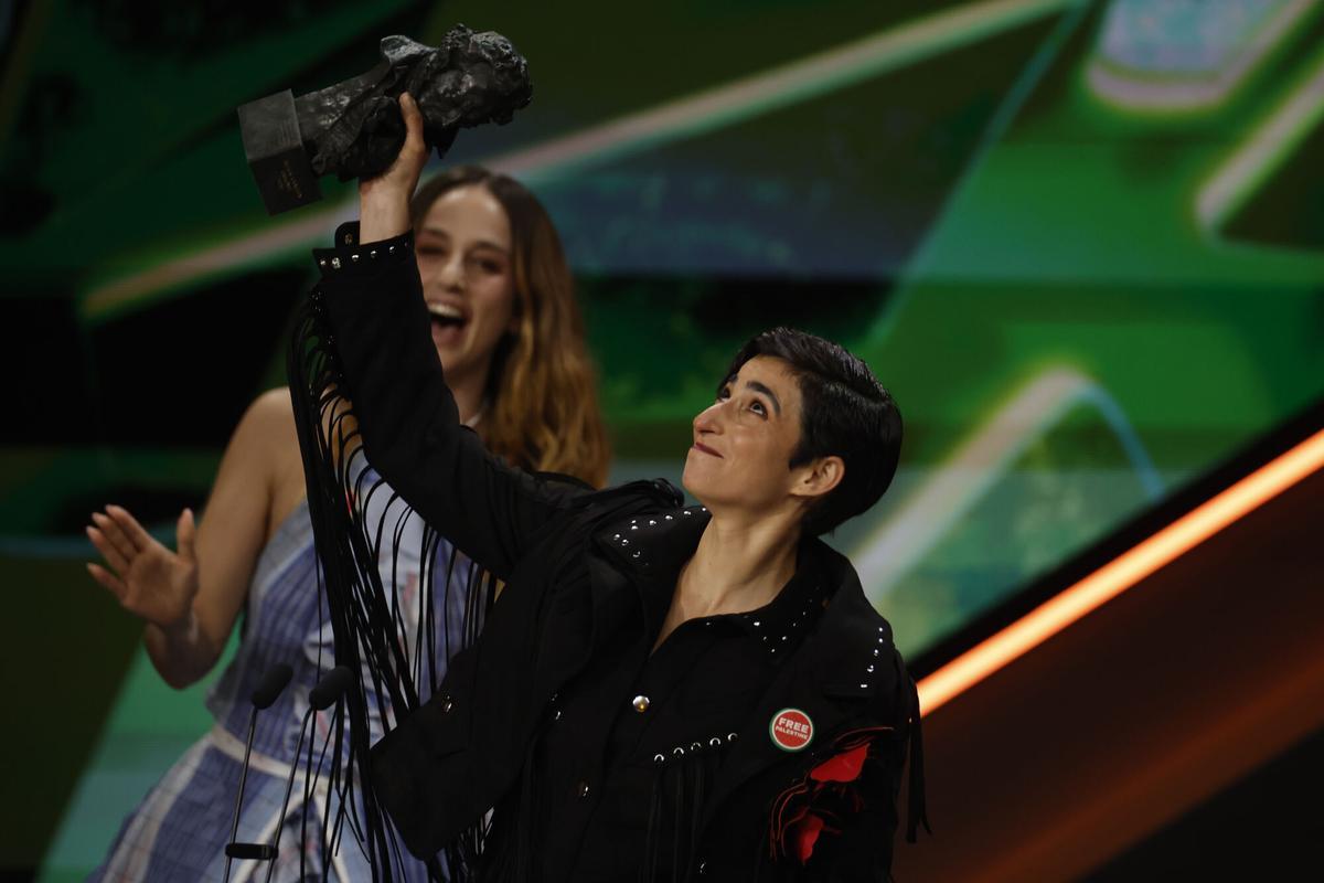 BARCELONA, 28/02/2026.- La actriz Alba Flores tras recibir el Goya a mejor canción original por ´Flores para Antonio´, durante la ceremonia de entrega de los Premios Goya en su 40 edición, este sábado en el Auditorio Fórum CCIB de Barcelona. EFE/Alberto Estévez