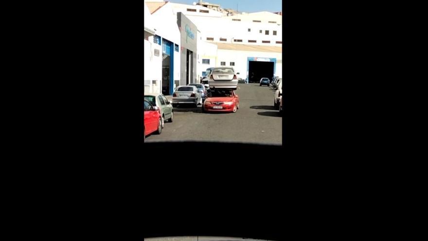 Denuncian a un hombre que llevaba un coche sobre el techo del vehículo que conducía en Canarias