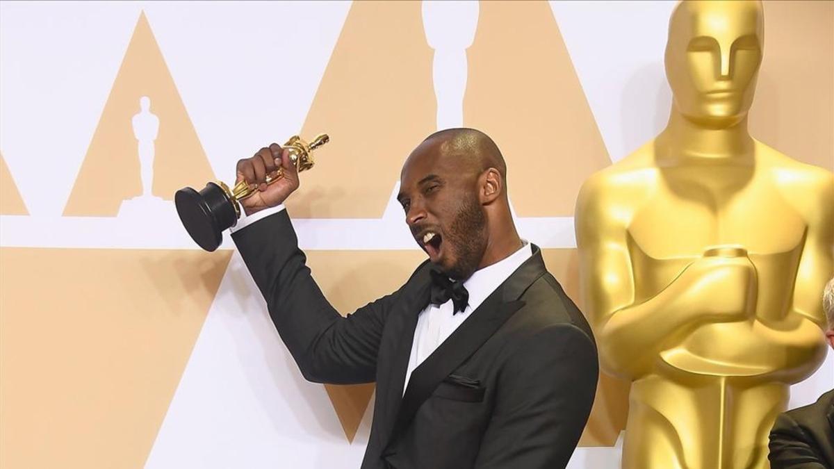 Kobe celebra el premio recogido en la Gala de los Oscars