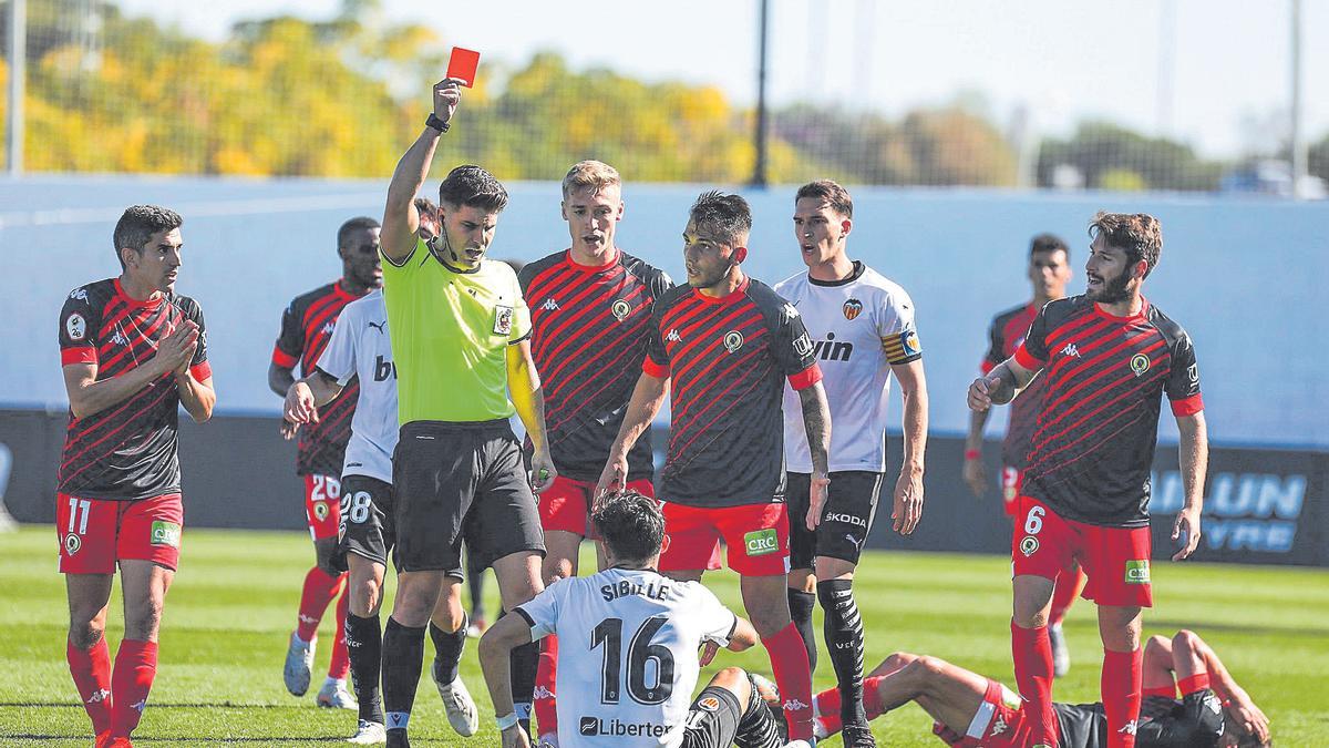 Sibille, en el suelo, ve la tarjeta roja mientras Moyita, a la derecha, se lamenta del golpe en la cara que el árbitro entendió que le propinó el argentino.