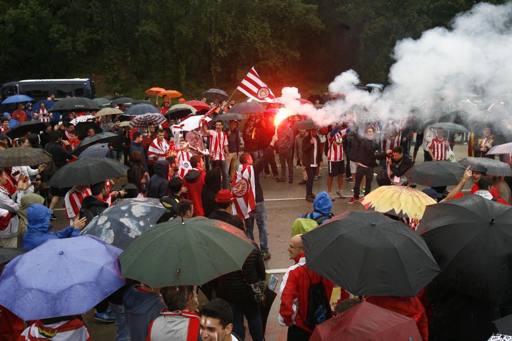 Centenars d'aficionats reben al Girona sota la pluja