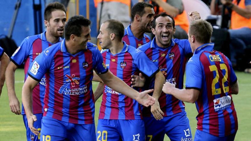 Los jugadores del Levante celebran uno de los goles