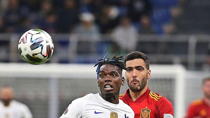 El francès Pogba, lluitant amb Mikel Merino.  | MATTEO BAZZI/EFE