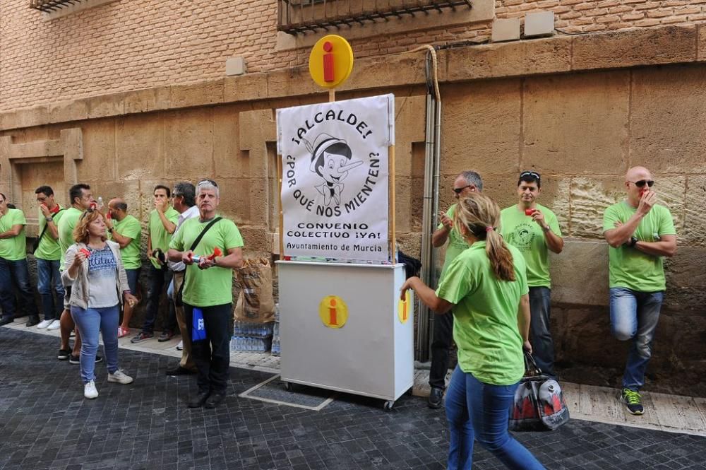 Pleno municipal con protesta