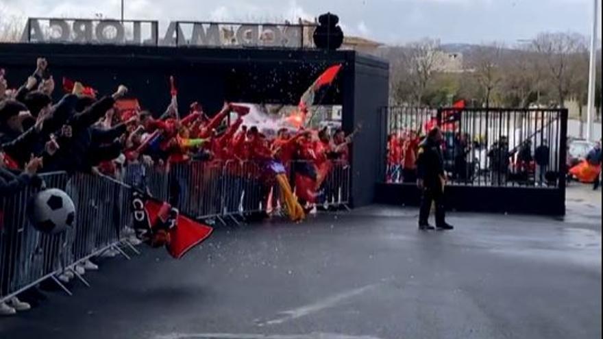 Un centenar de aficionados recibe al Mallorca en Son Moix