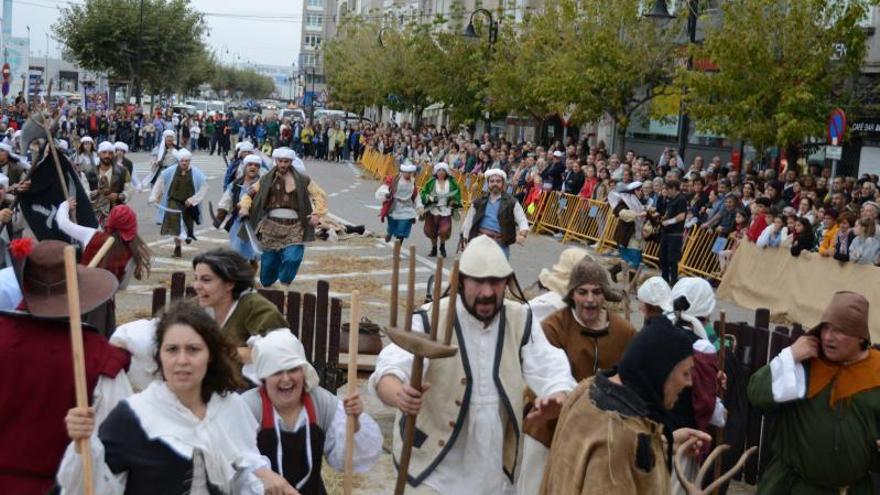 Miles de personas desafían a los piratas y la lluvia para rememorar la invasión de 1617 y su tragedia