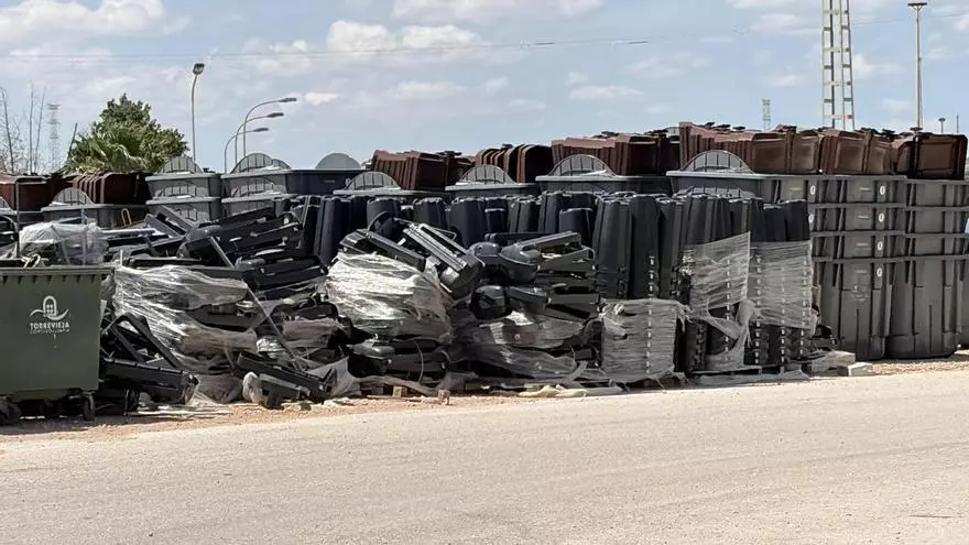 Los 900 contenedores marrones de fracción orgánica llevan desde enero en un recinto de la UTE Cuida Torrevieja sin desplegarse