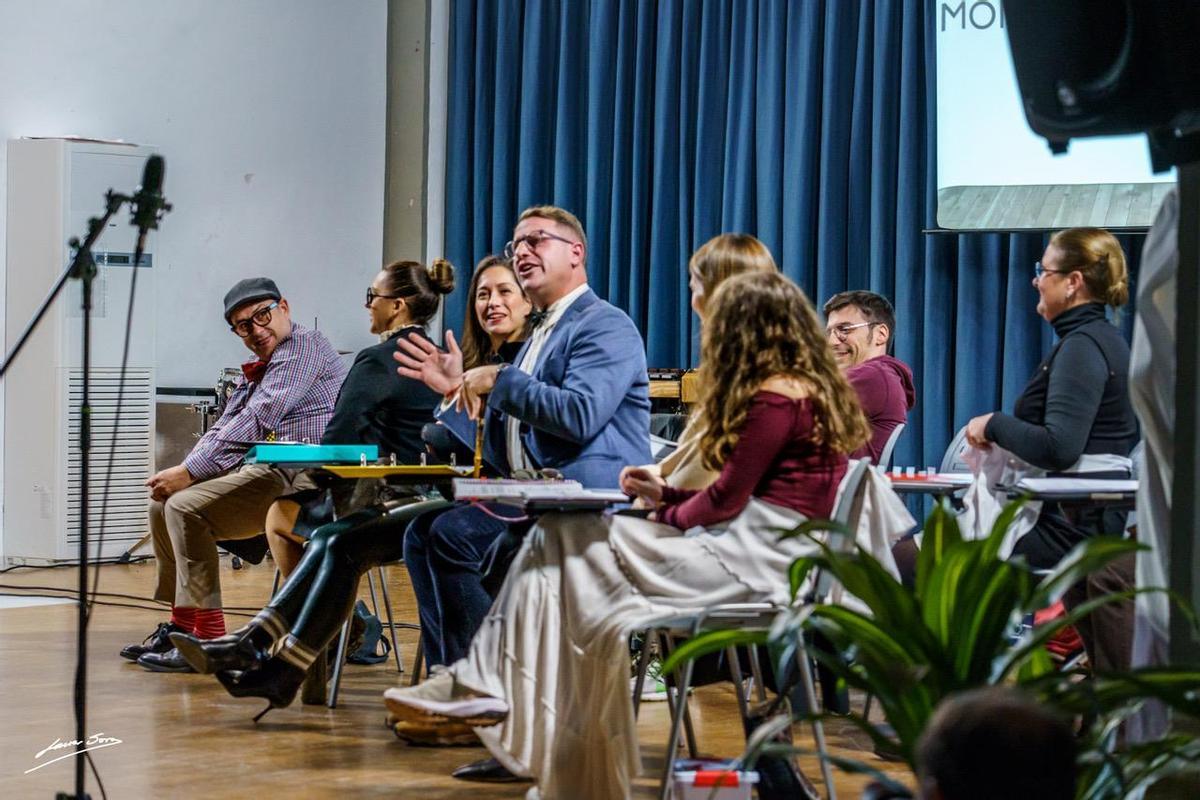 Actuación de la Falla Españoleto en el acto del calendario solidario de Xàtiva.