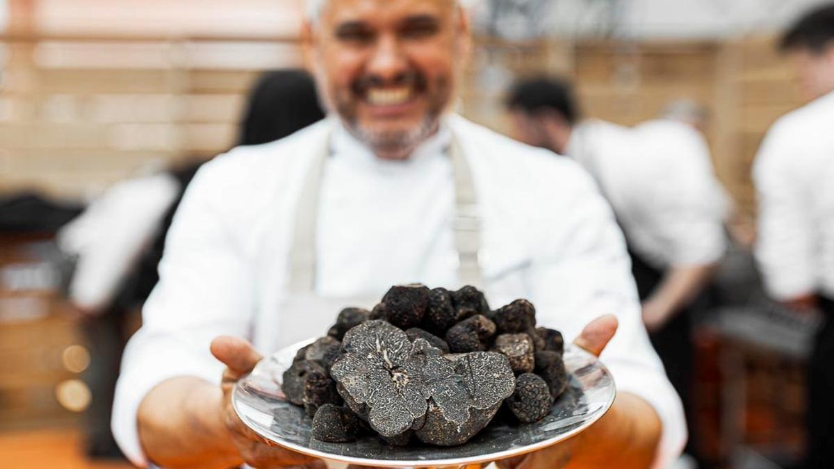 El chef Nandu Jubany sostiene una bandeja con trufa negra en una edición anterior de Trufforum Vic.