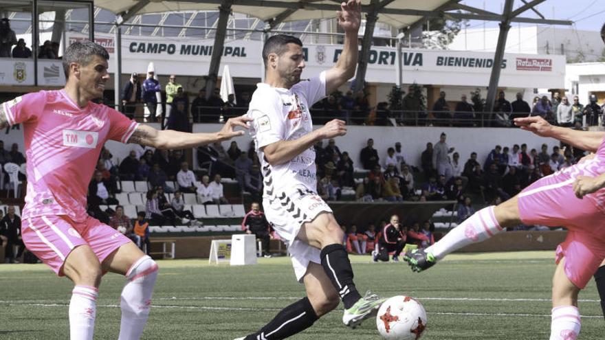 Salinas, autor del gol peñista, rodeado por jugadores del Hércules