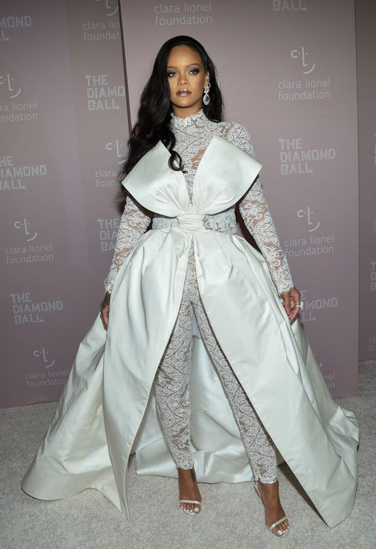 Rihanna con vestido de Alexis Mabille en el Diamond Ball