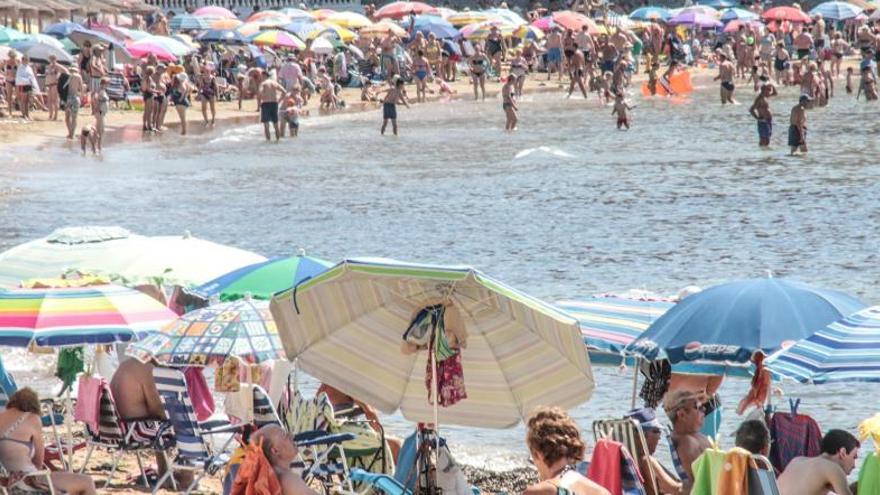 Playas abarrotadas por el calor en la Vega Baja