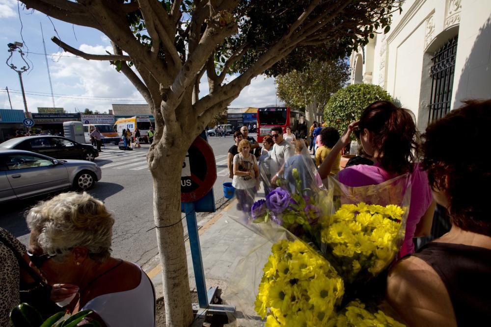 El cementerio de Alicante recibe miles de visitas en el día de los Santos