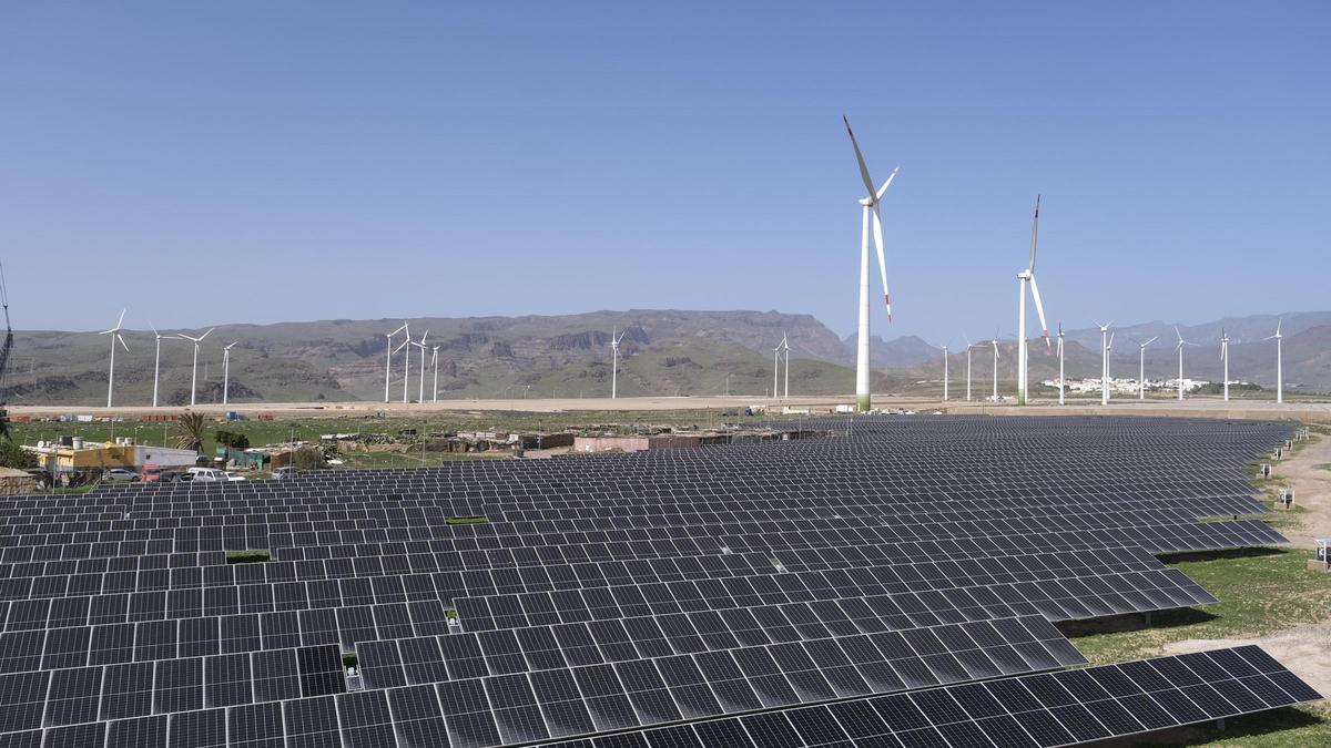 Planta fotovoltaica y parque eólico en el sur de Gran Canaria.