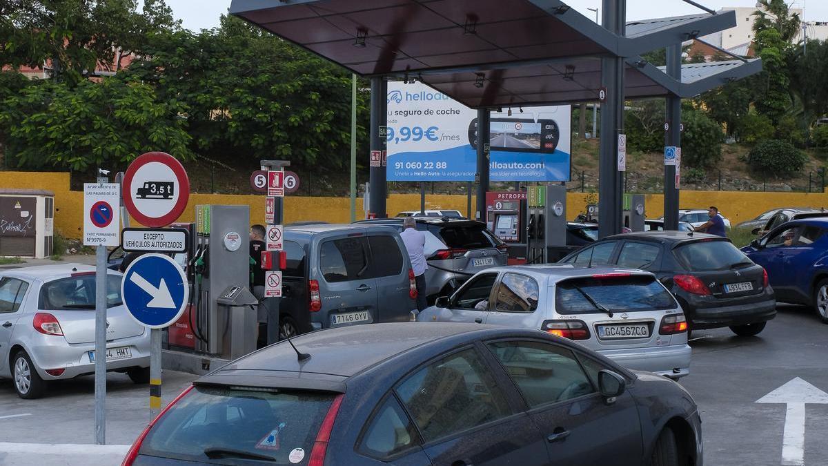 Colas en la gasolinera Petroprix, en Gran Canaria.