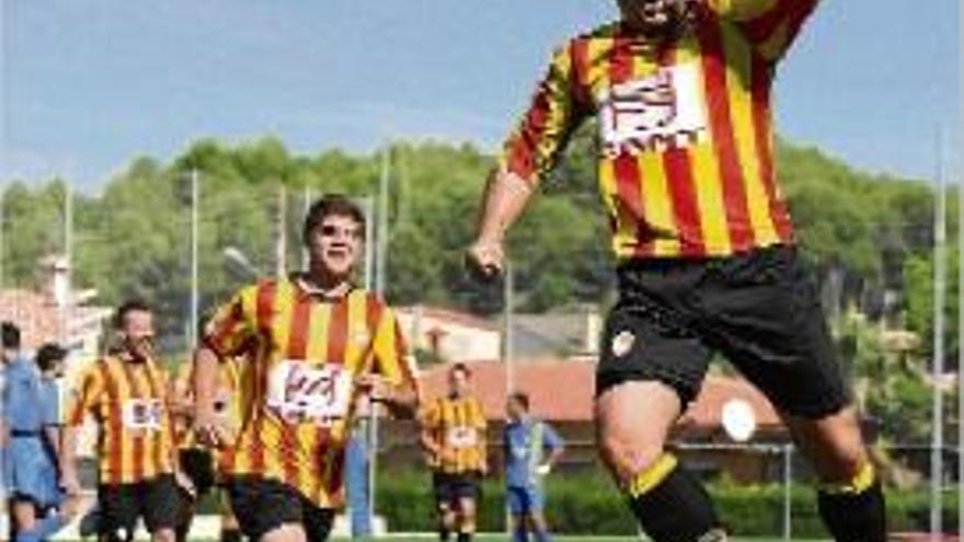 El visitant Cholo celebra un dels seus tres gols