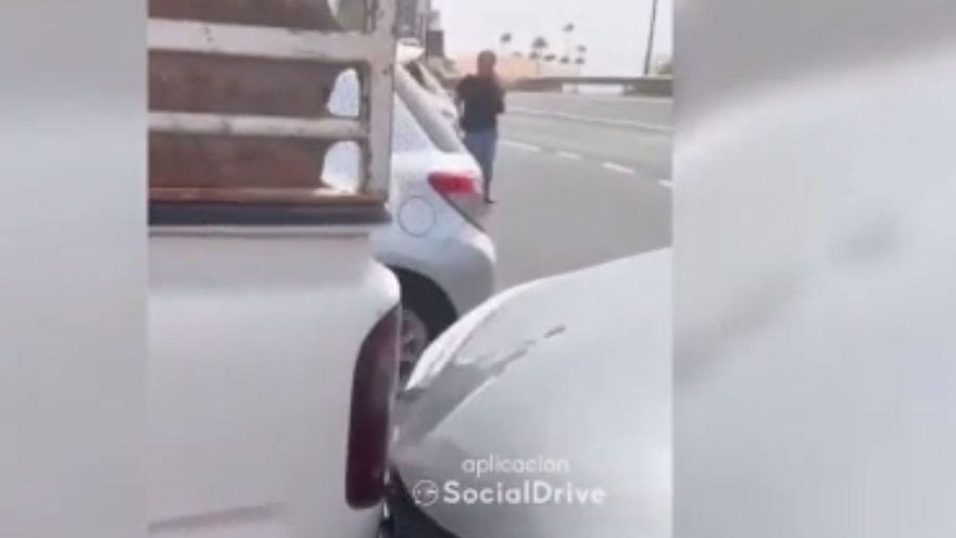 He destroys the car of a hotelier in Tenerife for leaving it blocked in the parking lot He destroys the car of a hotelier in Tenerife for leaving it blocked in the parking lot