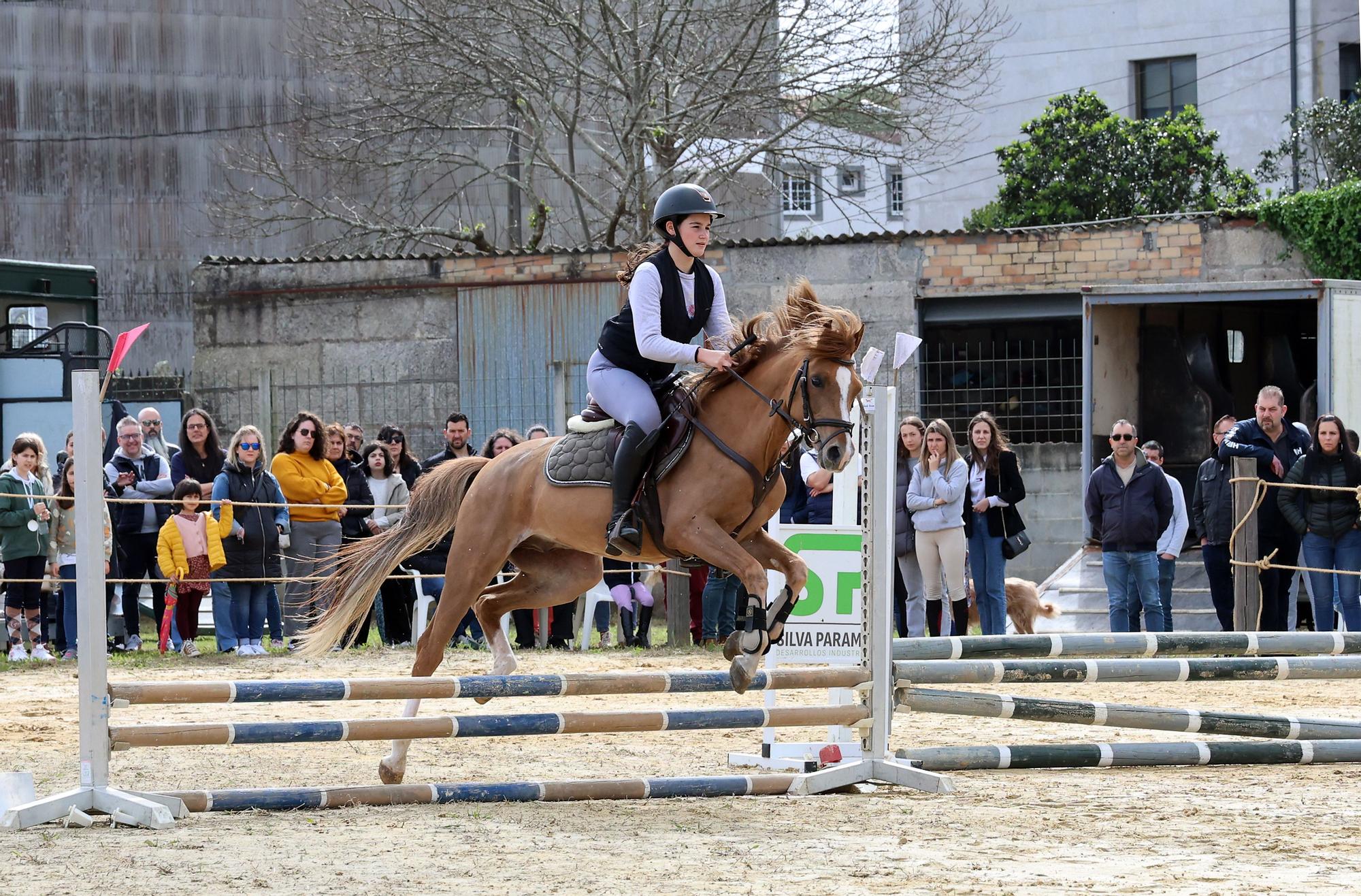 Tui. Concurso de saltos de caballo para niños durante la Feria Cabalar.