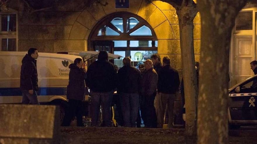 Los forenses introducen los cuerpos en el furgón tras el levantamiento de los cadáveres. // Brais Lorenzo