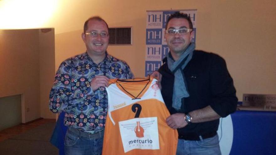 Carlos Baz y David López posan con la camiseta del equipo júnior.