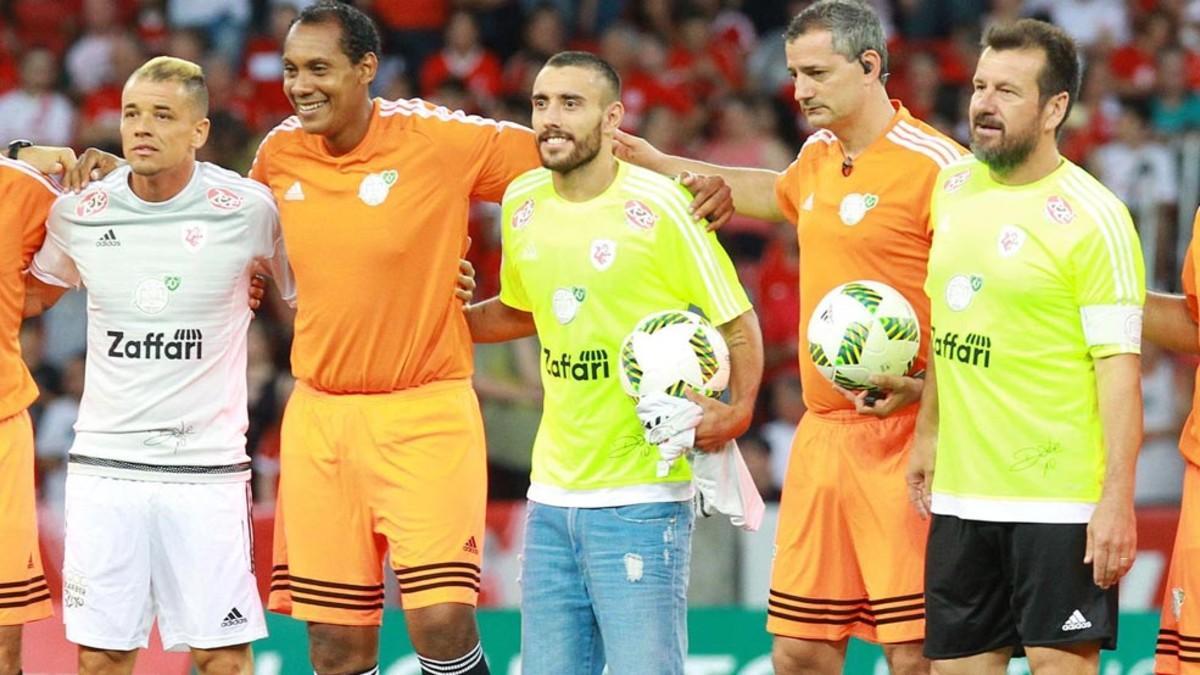 D'Alessandro, Alan Ruchel y Dunga posan con los árbitros antes del juego benéfico