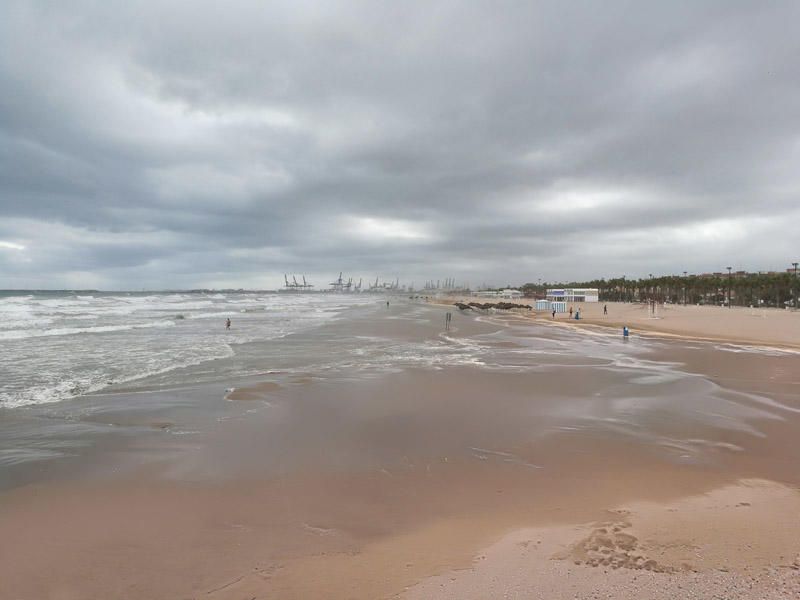 Olas de 2,5 metros invaden la playa de la Malvarrosa