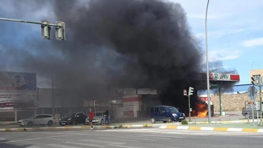 Arde un vehículo junto a un surtidor de gasolina en Caravaca