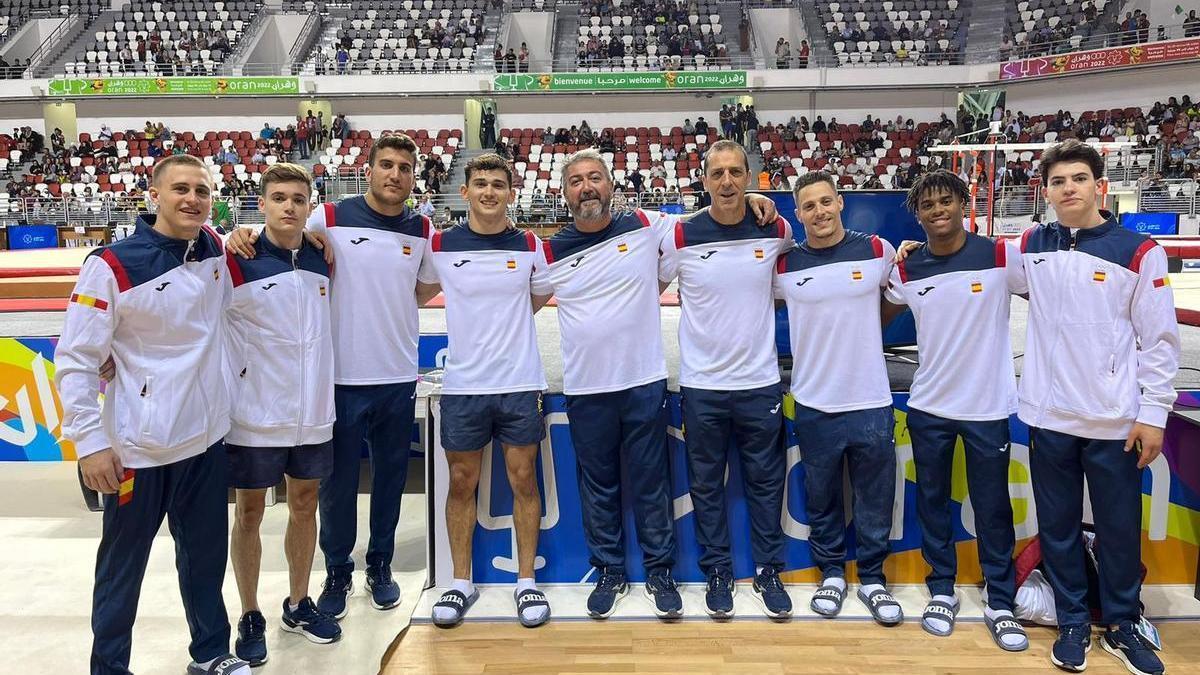 Thierno (segon per la dreta), amb la resta de gimnastes i tècnics de la selecció espanyola