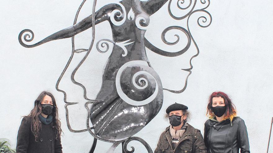 Paz Prieto, Friedrich Bramsteidl y Ana Vidal, ayer, junto a la obra colocada en la Praza 8 de Marzo de Ribadeo. | T. Cascudo