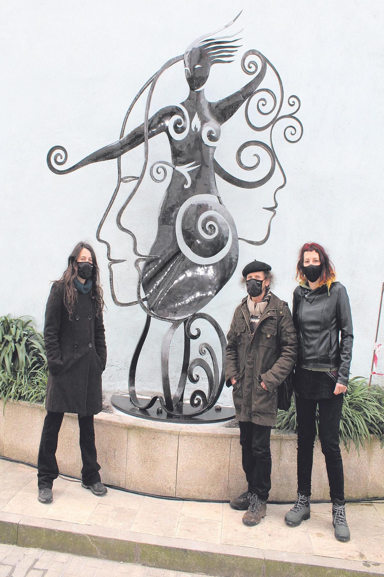 Paz Prieto, Friedrich Bramsteidl y Ana Vidal, ayer, junto a la obra colocada en la Praza 8 de Marzo de Ribadeo. | T. Cascudo