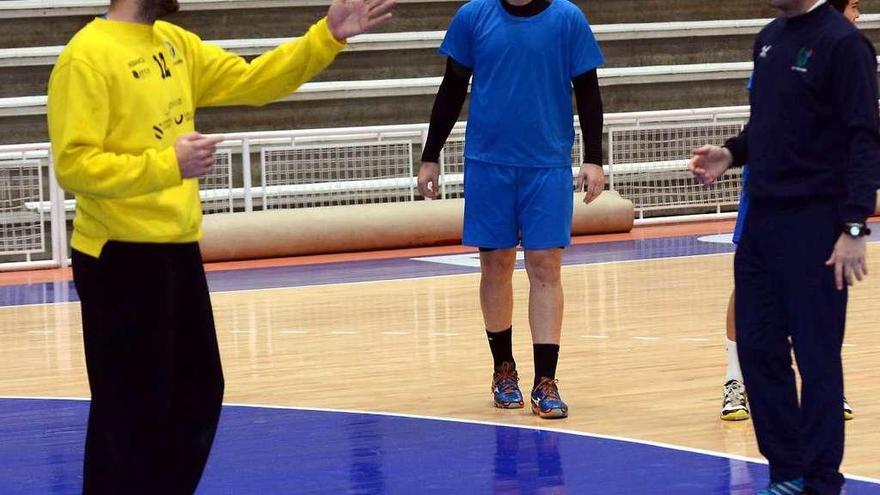 Santana, Quintas y Quique Domínguez en un entrenamiento. // Rafa Vázquez