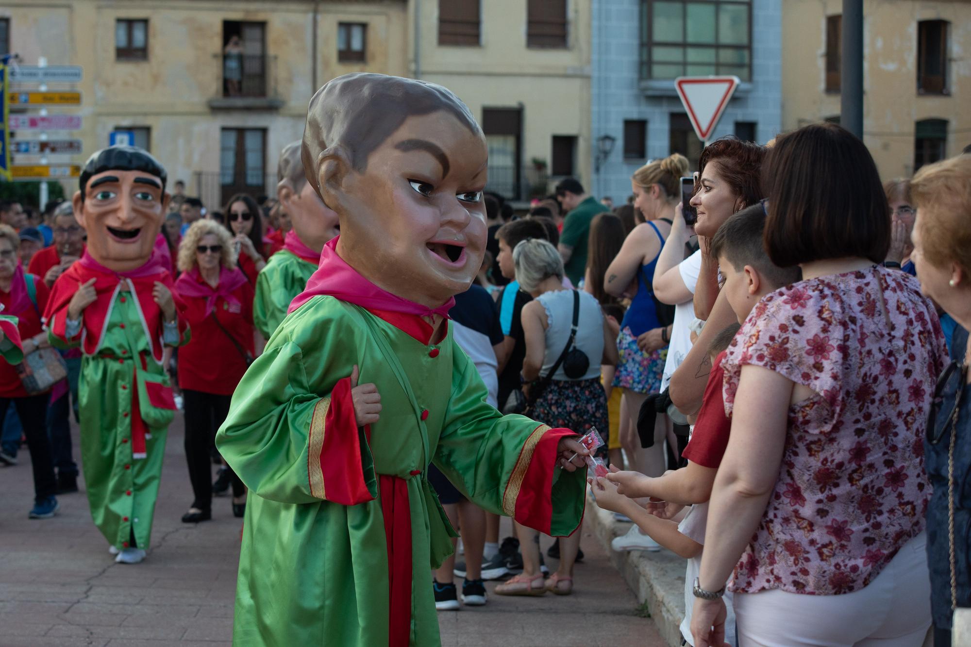 Desfile de peñas por las fiestas de San Pedro para recibir a la Gobierna