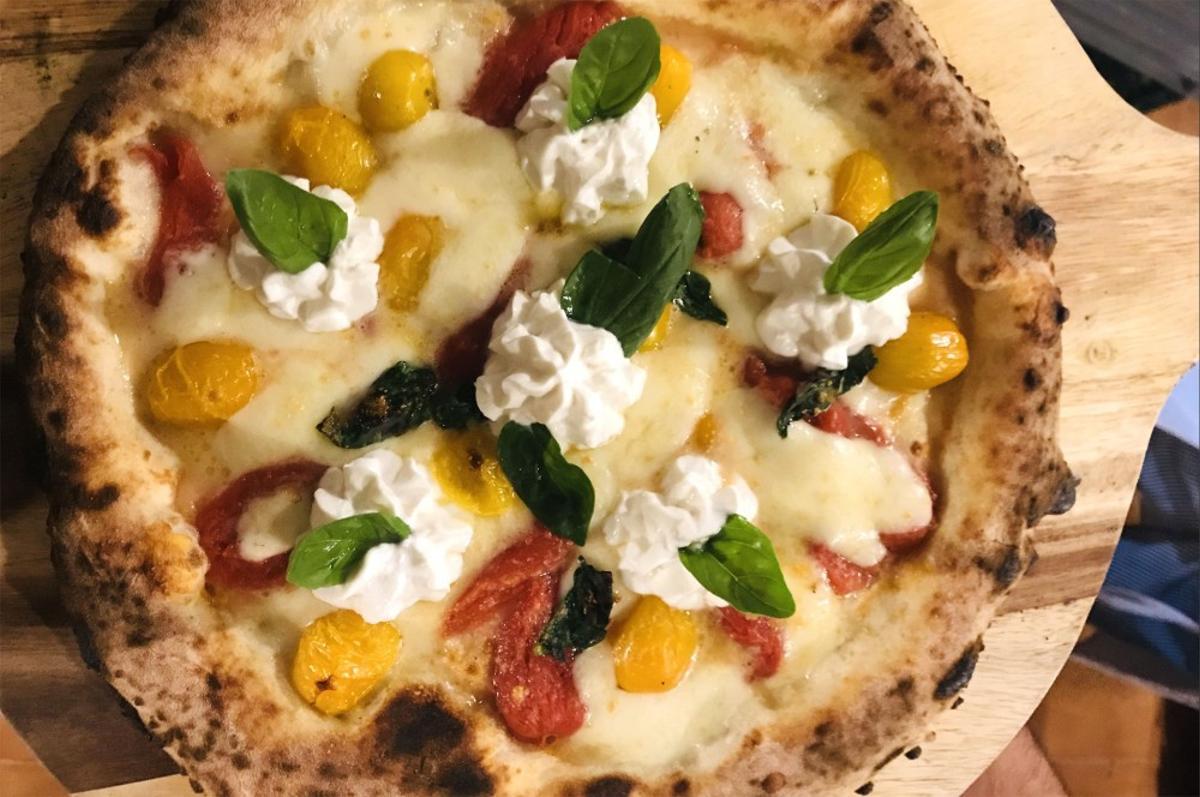 Pizzas napolitanas al horno de leña.