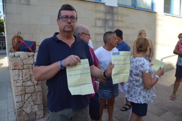 Un grupo de turistas se manifiesta en Cala Millor contra el trato recibido en un hotel