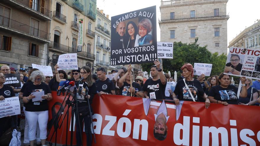 Lectura del manifiesto por los familiares de las víctimas en la séptima manifestación contra Mazón