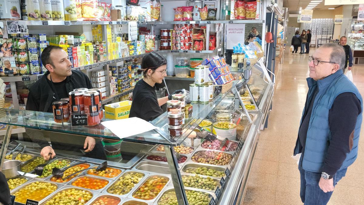 Un puesto de aceitunas del mercado municipal de abastos de Novelda.