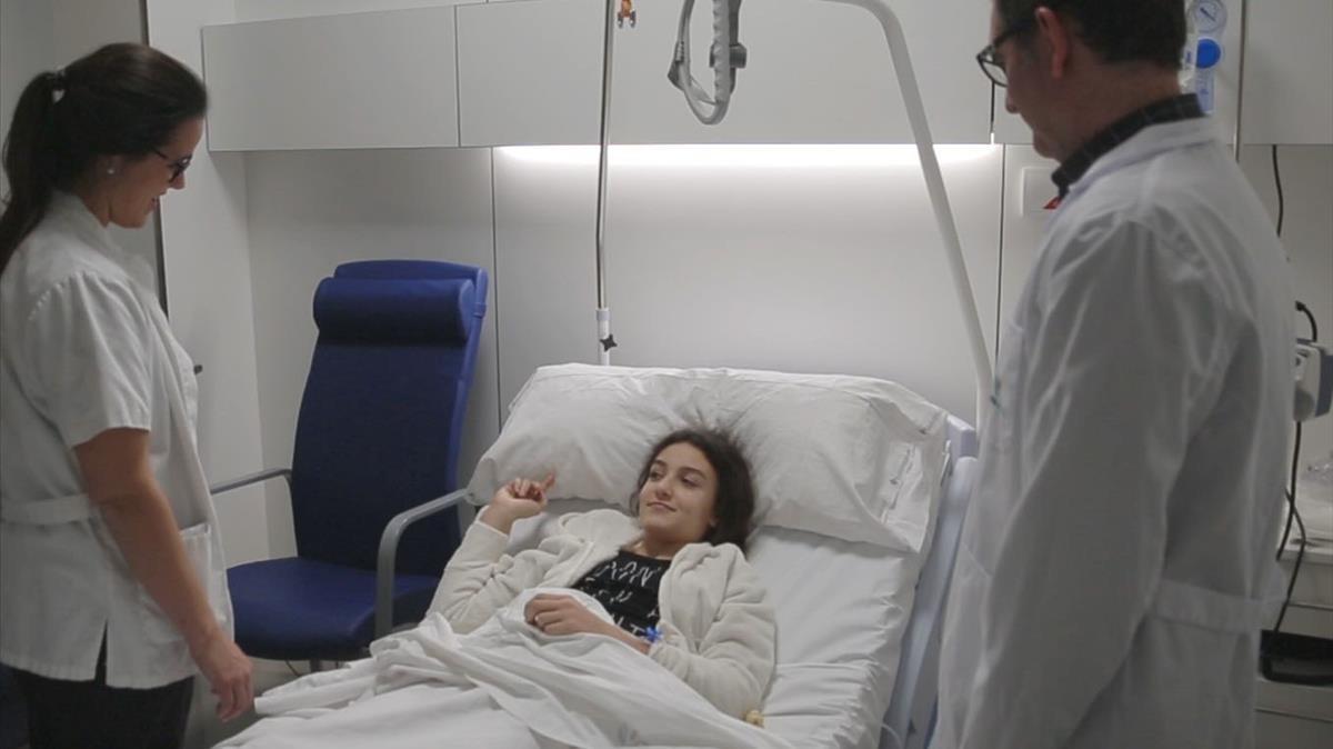 Natalia, la paciente operada de escoliosis, junto al doctor Juan Carlos Rodríguez Olaverri, en el Hospital Dexeus Quirón. Natalia, la paciente operada de escoliosis, junto al doctor Juan Carlos Rodríguez Olaverri, en el Hospital Dexeus Quirón.