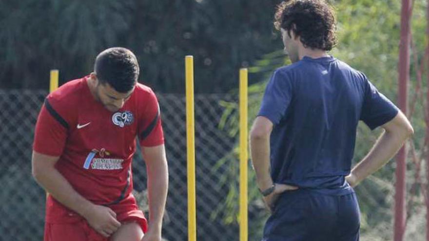 Braulio explica sus molestias al fisioterapeuta Pepe Prades, en el entrenamiento del sábado.