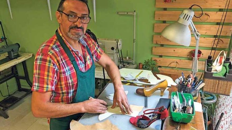 Eduardo Bianco an der Werkbank seines Schuh-Ateliers in Palma de Mallorca. In dem kleinen gelben Bilderrahmen vorne rechts ist ein Foto seines Vaters