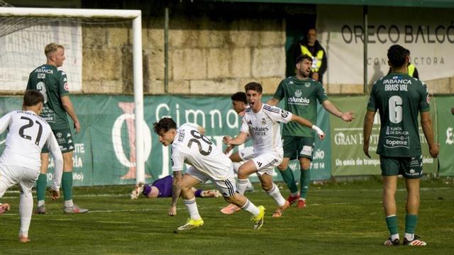 Los jugadores del Arenteiro lamentan el gol del empate de Roberto. | BRAIS LORENZO