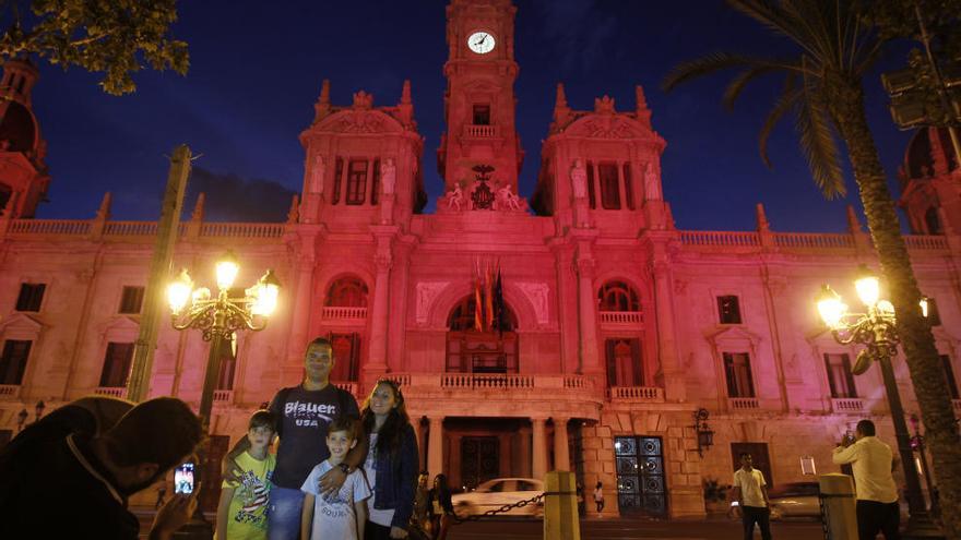 Fachada rosa por el Día de la Niña